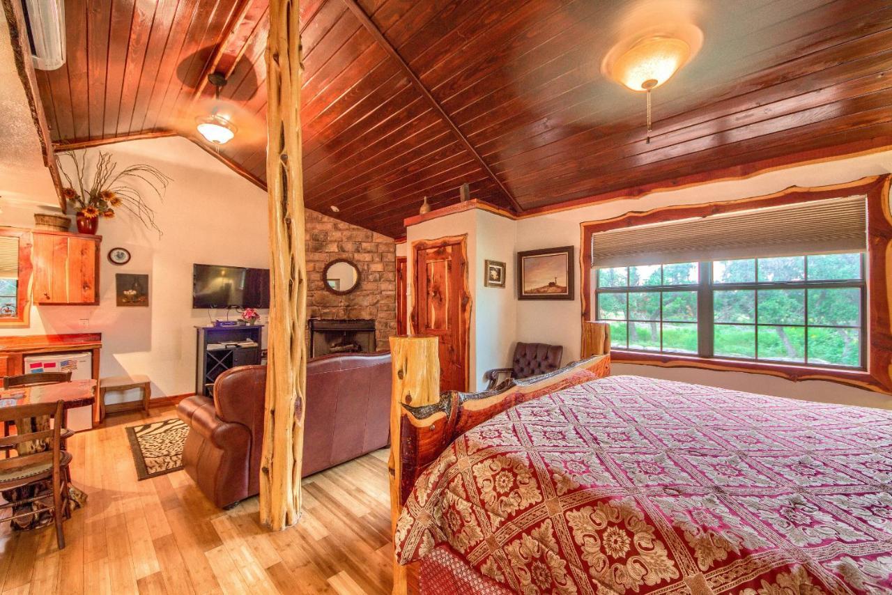 Cedar Bliss Cabin Villa Fredericksburg Bagian luar foto